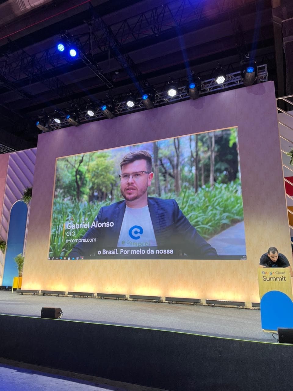 Fundador da Elavo no telão do palco principal do Google Cloud Summit São Paulo